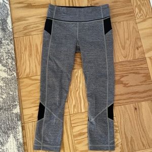 Lululemon grey / black stretch Capri leggings - size 6 no tag great condition